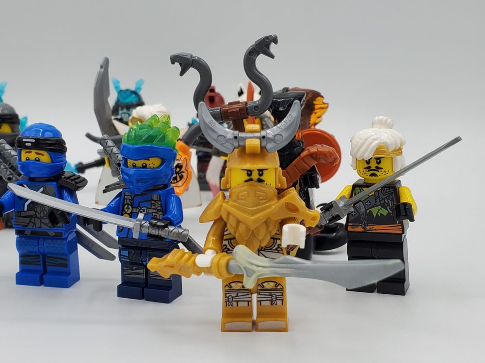 ninjago-secrets-of-the-forbidden-spinjitzu-blizzard-samurai-24-piece-minifigure-collection