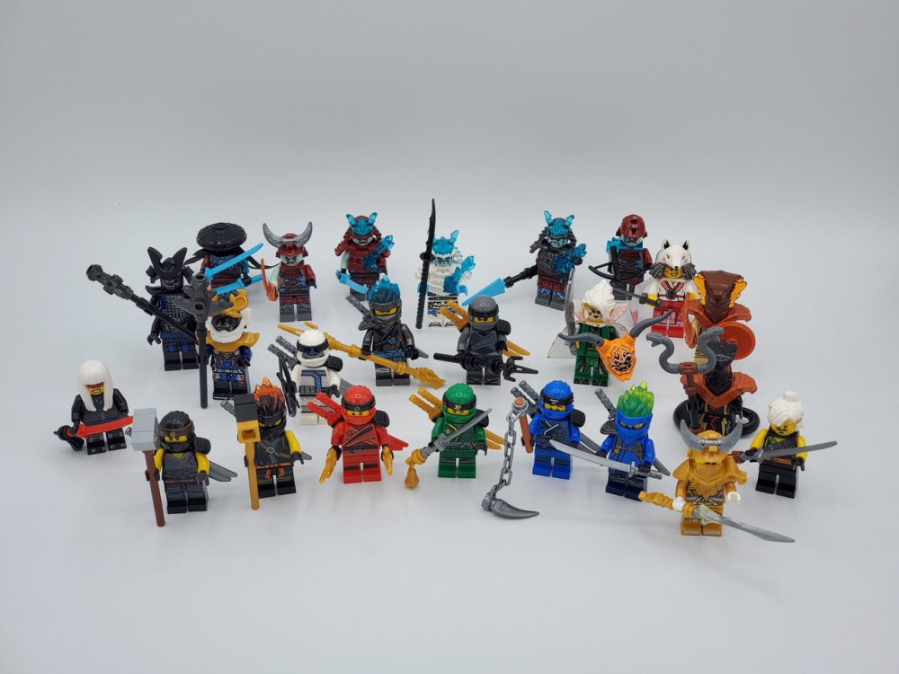 ninjago-secrets-of-the-forbidden-spinjitzu-blizzard-samurai-24-piece-minifigure-collection