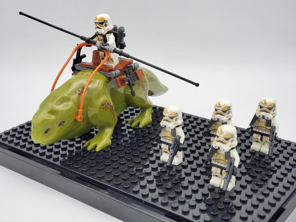star-wars-sandtrooper-desert-stormtroopers-and-dewback-minifigure-set