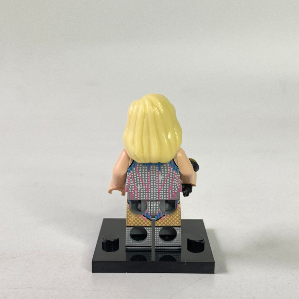taylor-swift-platinum-hit-maker-minifigure-with-microphone